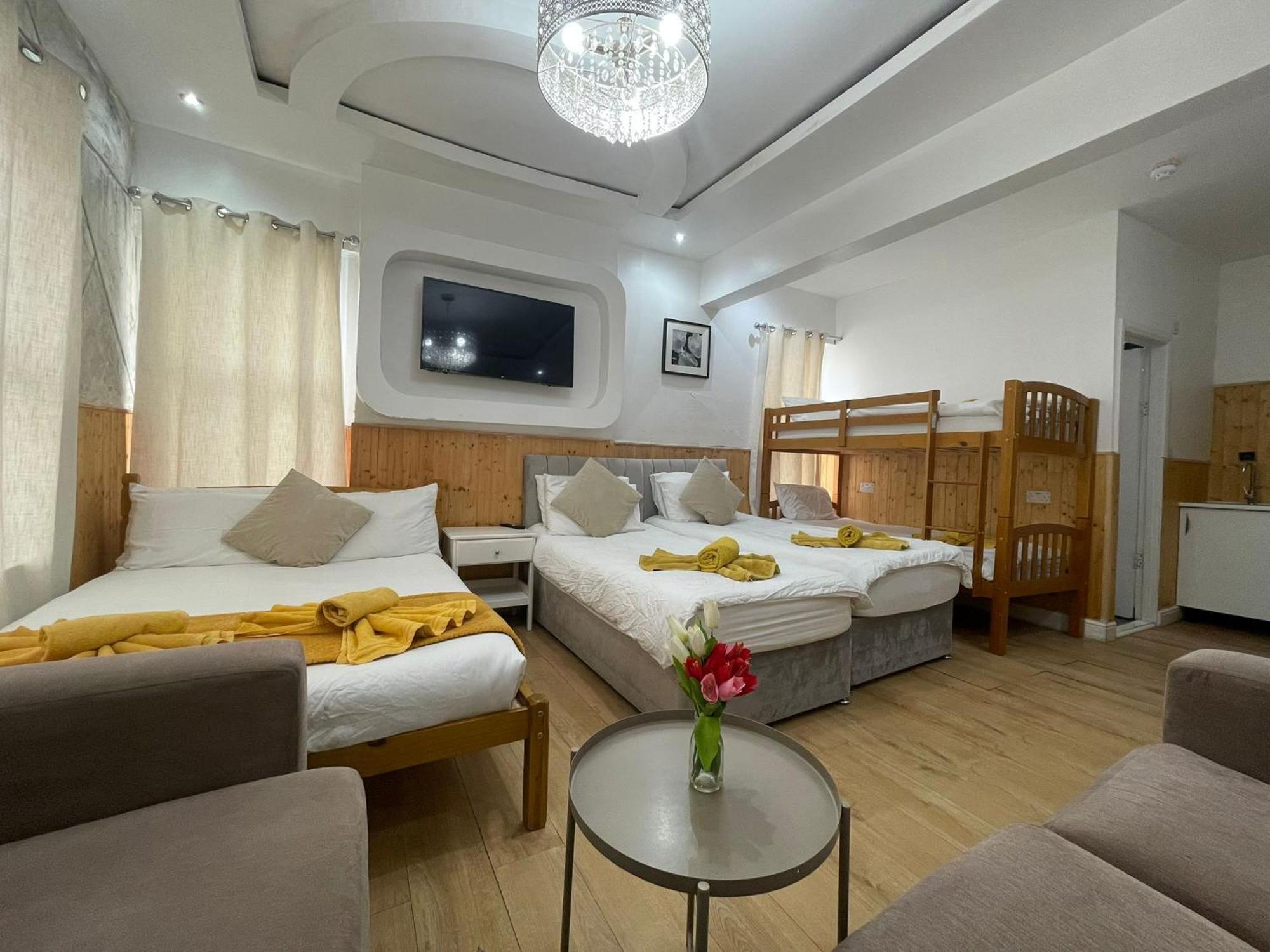 Ariana House Hotel-Families And Couples Only — Photos 1